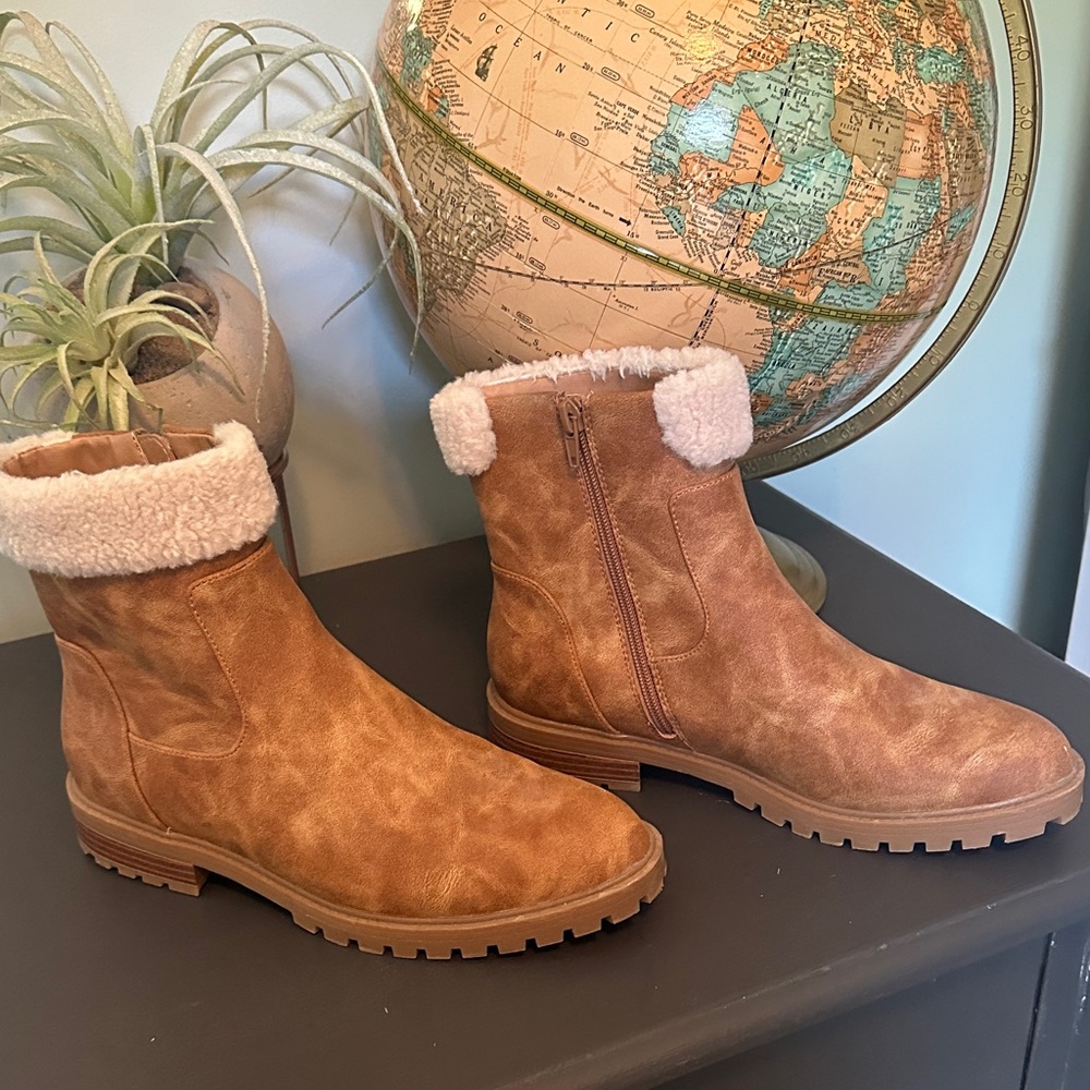 Wonderly Brown Ankle Boots with Cream Fur Trim